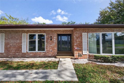 House in Plantation, Florida 5 bedrooms, 350.15 sq.m. № 2030953 - photo 4