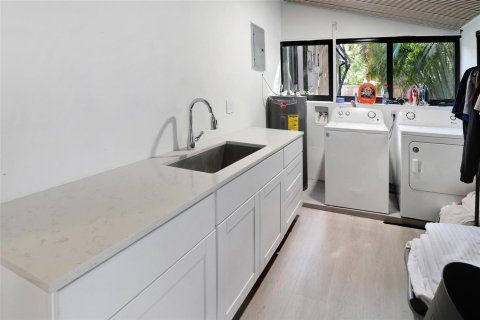 House in Fort Lauderdale, Florida 3 bedrooms, 138.42 sq.m. № 2402427 - photo 22