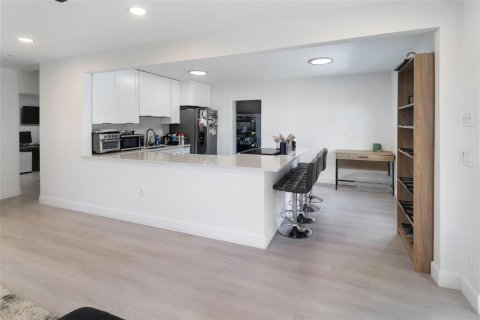 House in Fort Lauderdale, Florida 3 bedrooms, 138.42 sq.m. № 2402427 - photo 3