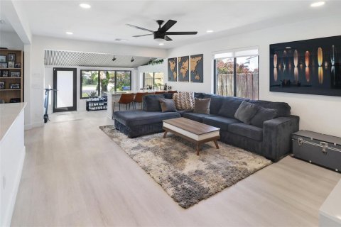 House in Fort Lauderdale, Florida 3 bedrooms, 138.42 sq.m. № 2402427