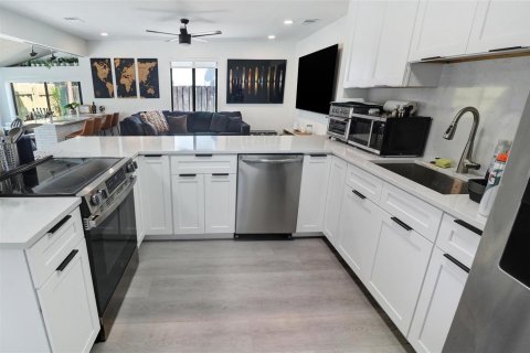 House in Fort Lauderdale, Florida 3 bedrooms, 138.42 sq.m. № 2402427 - photo 9
