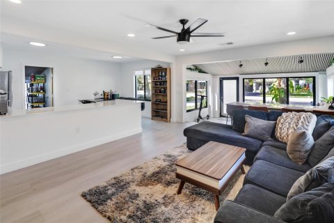 House in Fort Lauderdale, Florida 3 bedrooms, 138.42 sq.m. № 2402427 - photo 2
