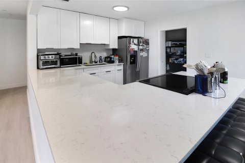 House in Fort Lauderdale, Florida 3 bedrooms, 138.42 sq.m. № 2402427 - photo 8