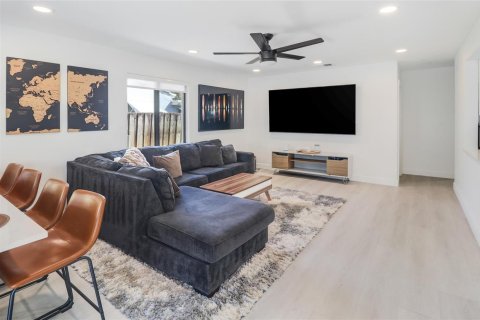 House in Fort Lauderdale, Florida 3 bedrooms, 138.42 sq.m. № 2402427 - photo 7