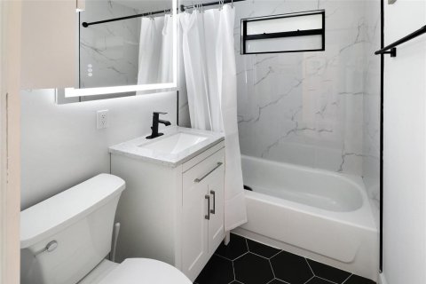 House in Fort Lauderdale, Florida 3 bedrooms, 138.42 sq.m. № 2402427 - photo 17