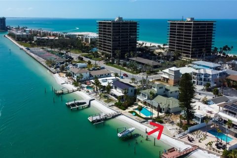 House in Treasure Island, Florida 4 bedrooms, 223.62 sq.m. № 1771779 - photo 1