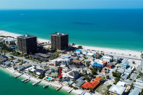 House in Treasure Island, Florida 4 bedrooms, 223.62 sq.m. № 1771779 - photo 7