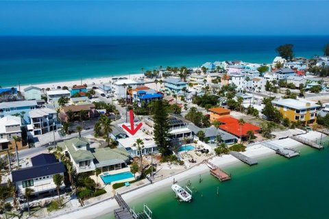 House in Treasure Island, Florida 4 bedrooms, 223.62 sq.m. № 1771779 - photo 4