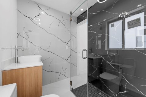 Immobilier commercial à vendre à Fort Lauderdale, Floride: 231.7 m2 № 1892564 - photo 11