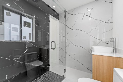 Immobilier commercial à vendre à Fort Lauderdale, Floride: 231.7 m2 № 1892564 - photo 10