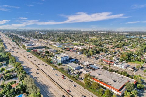 Immobilier commercial à vendre à Miami, Floride № 1940473 - photo 11