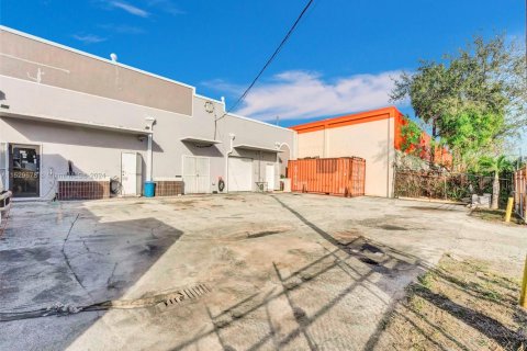 Immobilier commercial à vendre à Miami, Floride № 1940473 - photo 18