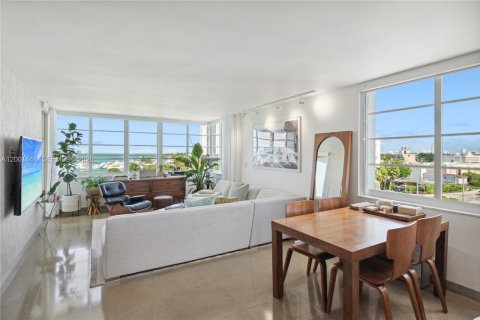 Condo in Miami Beach, Florida, 1 bedroom № 2065737 - photo 2