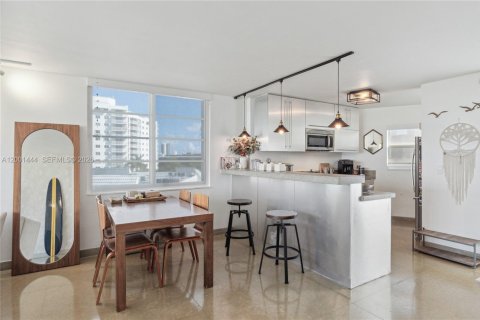 Condo in Miami Beach, Florida, 1 bedroom № 2065737 - photo 4