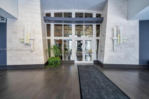 Condominio en alquiler en Miami, Florida, 1 dormitorio, 99.96 m2 № 2060250 - foto 16