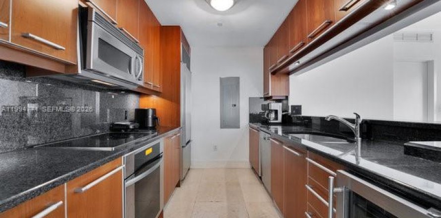 Condominio en Miami, Florida, 1 dormitorio  № 2060250