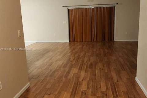 Купить виллу или дом в Лодерхилл, Флорида 5 комнат, 166.85м2, № 2043625 - фото 4