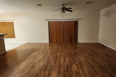 Купить виллу или дом в Лодерхилл, Флорида 5 комнат, 166.85м2, № 2043625 - фото 2