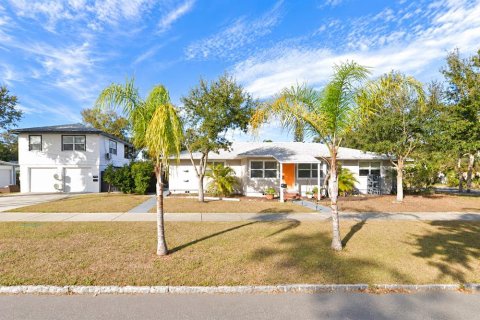 Immobilier commercial à Saint Petersburg, Floride 5 chambres, 257.15 m2 № 2436728