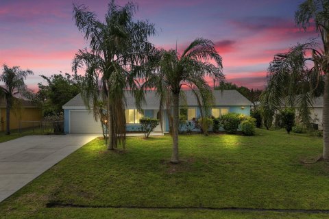 House in Port St. Lucie, Florida 3 bedrooms, 122.63 sq.m. № 2305537