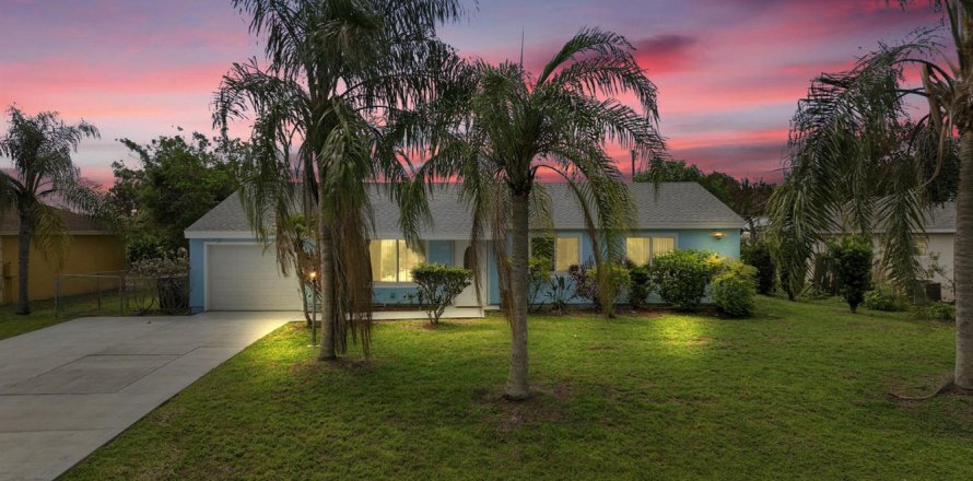 House in Port St. Lucie, Florida 3 bedrooms, 122.63 sq.m. № 2305537