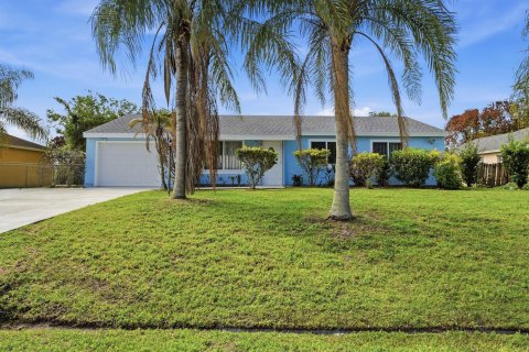 House in Port St. Lucie, Florida 3 bedrooms, 122.63 sq.m. № 2305537 - photo 2