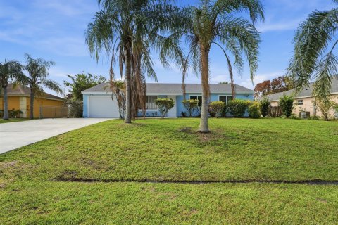 House in Port St. Lucie, Florida 3 bedrooms, 122.63 sq.m. № 2305537 - photo 3