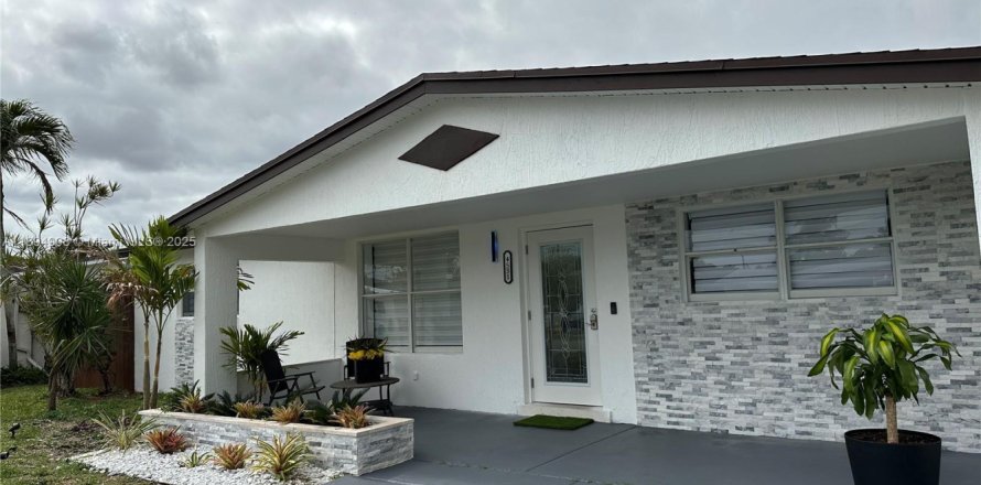 Villa ou maison à Dania Beach, Floride 4 chambres, 159.61 m2 № 1953116