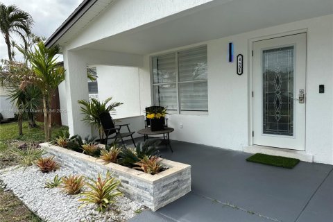 Villa ou maison à louer à Dania Beach, Floride: 4 chambres, 159.61 m2 № 1953116 - photo 2