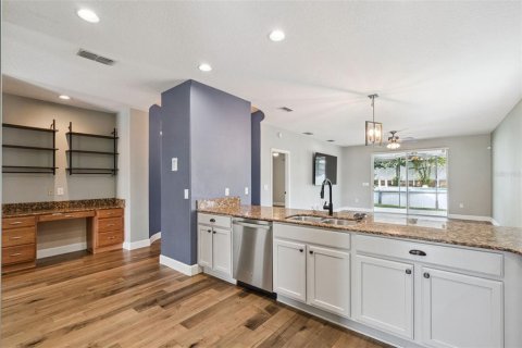 House in Sorrento, Florida 3 bedrooms, 186.18 sq.m. № 2425307 - photo 10