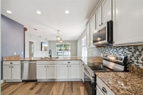 House in Sorrento, Florida 3 bedrooms, 186.18 sq.m. № 2425307 - photo 8
