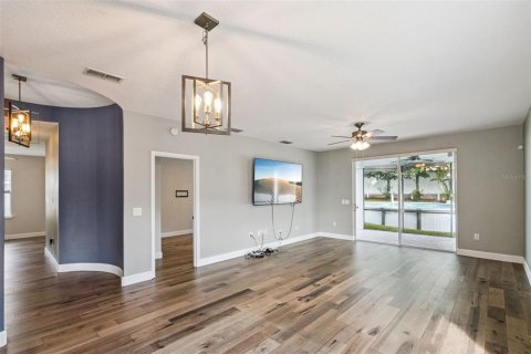 House in Sorrento, Florida 3 bedrooms, 186.18 sq.m. № 2425307 - photo 15