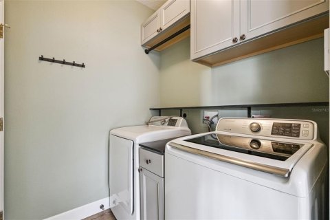 House in Sorrento, Florida 3 bedrooms, 186.18 sq.m. № 2425307 - photo 19