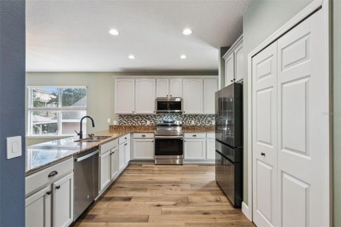 House in Sorrento, Florida 3 bedrooms, 186.18 sq.m. № 2425307 - photo 11