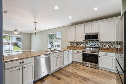 House in Sorrento, Florida 3 bedrooms, 186.18 sq.m. № 2425307 - photo 2