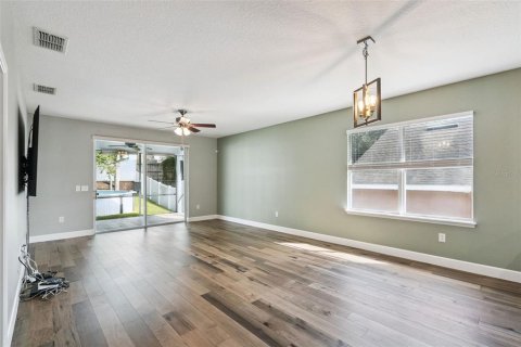 House in Sorrento, Florida 3 bedrooms, 186.18 sq.m. № 2425307 - photo 13