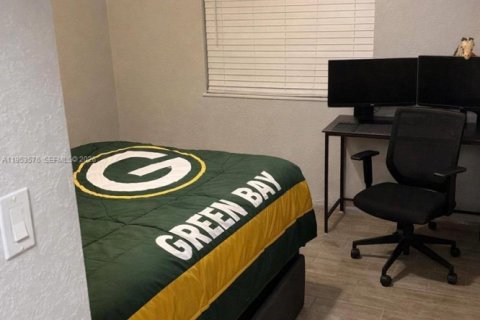 House in Miami, Florida 4 bedrooms, 157.75 sq.m. № 2009901 - photo 10