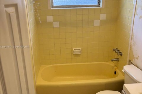 House in Miami, Florida 4 bedrooms, 157.75 sq.m. № 2009901 - photo 11