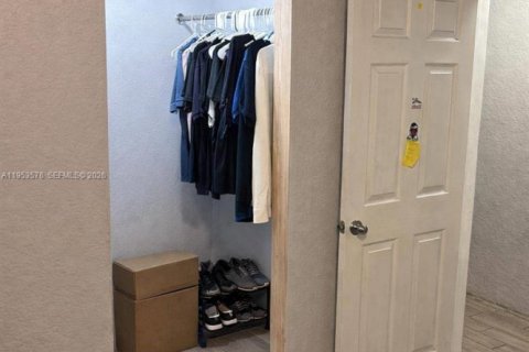 House in Miami, Florida 4 bedrooms, 157.75 sq.m. № 2009901 - photo 9