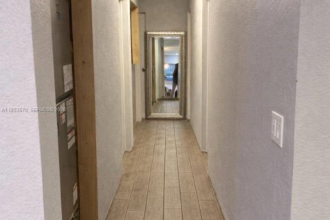 House in Miami, Florida 4 bedrooms, 157.75 sq.m. № 2009901 - photo 6