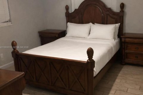 House in Miami, Florida 4 bedrooms, 157.75 sq.m. № 2009901 - photo 12