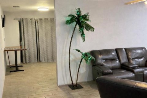 House in Miami, Florida 4 bedrooms, 157.75 sq.m. № 2009901 - photo 2