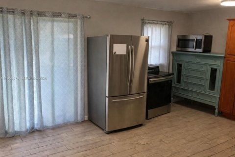 House in Miami, Florida 4 bedrooms, 157.75 sq.m. № 2009901 - photo 4