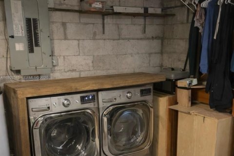 House in Miami, Florida 4 bedrooms, 157.75 sq.m. № 2009901 - photo 15