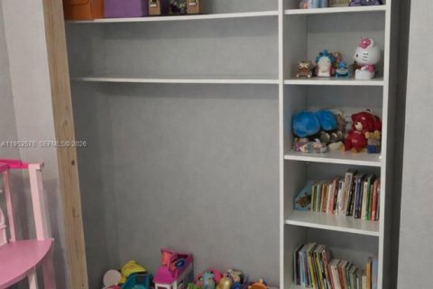 House in Miami, Florida 4 bedrooms, 157.75 sq.m. № 2009901 - photo 7