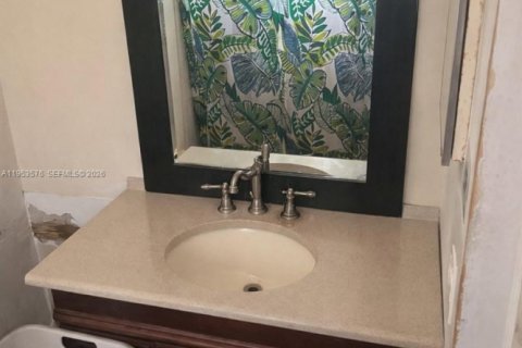 House in Miami, Florida 4 bedrooms, 157.75 sq.m. № 2009901 - photo 14