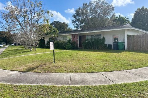 House in Miami, Florida 4 bedrooms, 157.75 sq.m. № 2009901