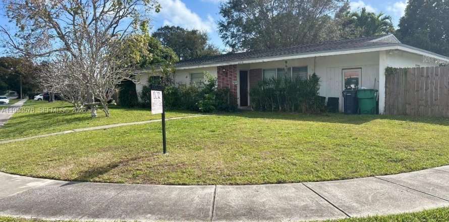 House in Miami, Florida 4 bedrooms, 157.75 sq.m. № 2009901