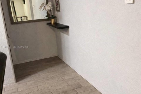 House in Miami, Florida 4 bedrooms, 157.75 sq.m. № 2009901 - photo 5