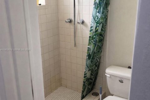 House in Miami, Florida 4 bedrooms, 157.75 sq.m. № 2009901 - photo 13